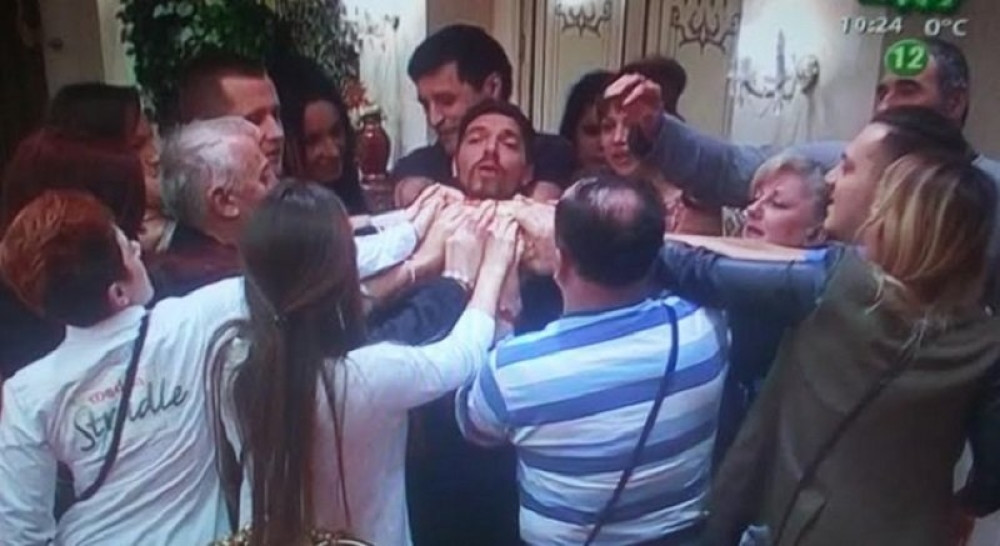 Evo ko je izvukao novčić iz česnice!