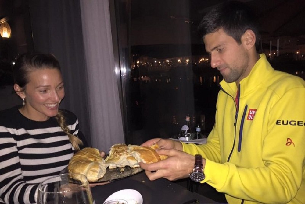 Novak i Jelena lomili česnicu (FOTO)