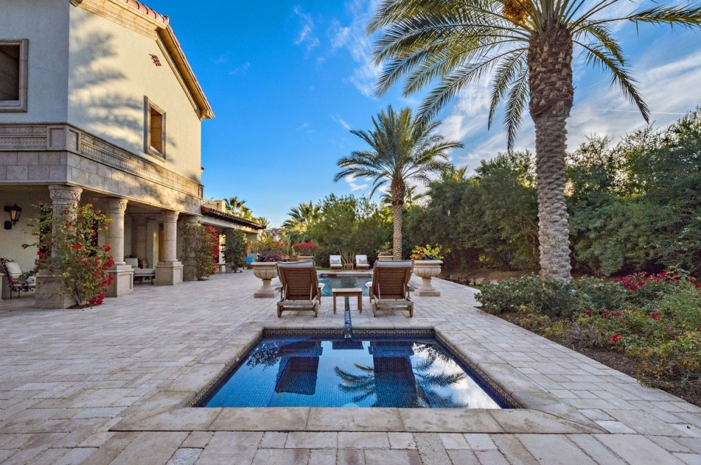 Prodaje se luksuzna vila na tri sprata za samo jedan dinar!