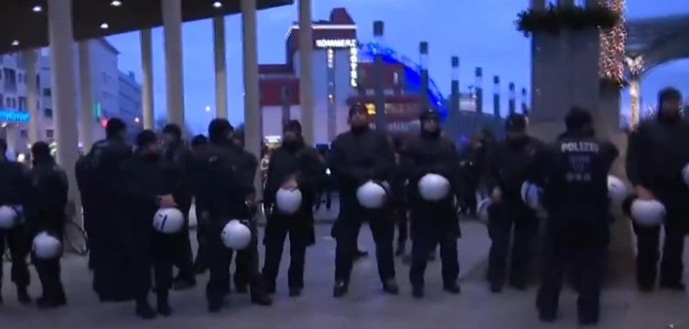 Vodenim topovima rasteruju demonstrante u Kelnu (VIDEO)