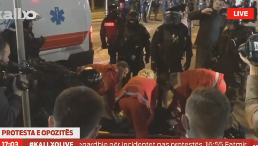 Požar u kosovskoj Vladi, povređeni policajci i građani! (FOTO)