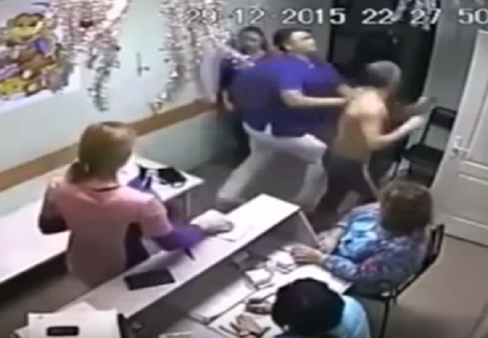 Doktor batinama ubio pacijenta (UZNEMIRUJUĆI VIDEO)