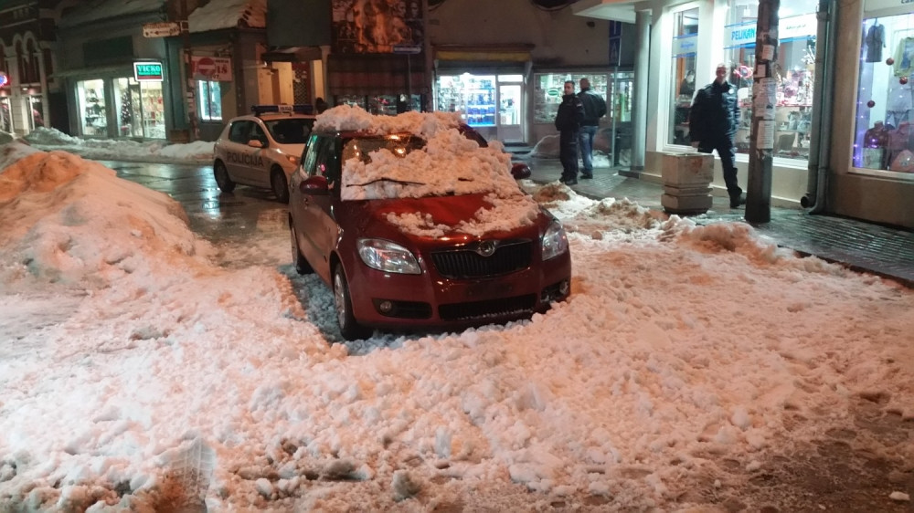 Usred vožnje ga zatrpao sneg (FOTO)