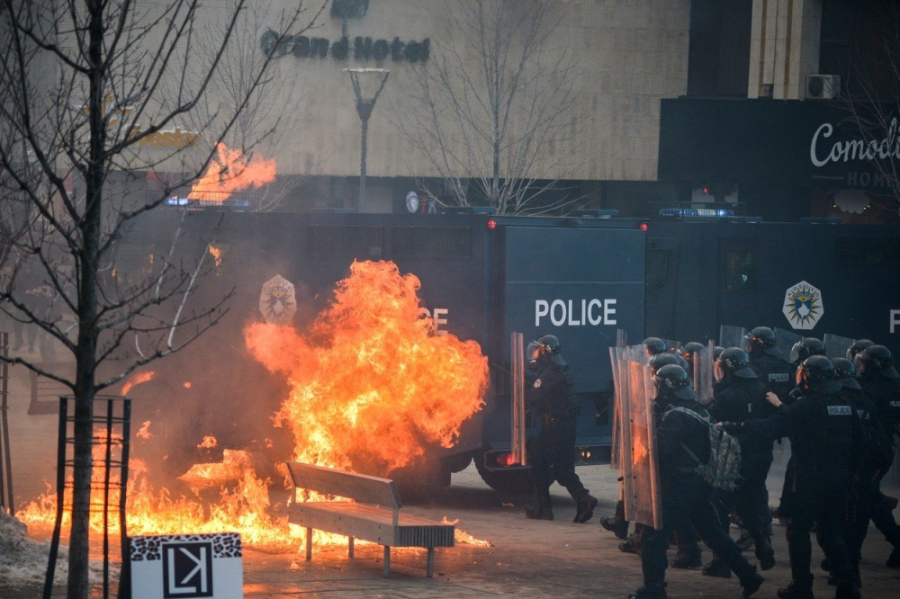 Povređeno 12 policajaca posle ubistva crnca!