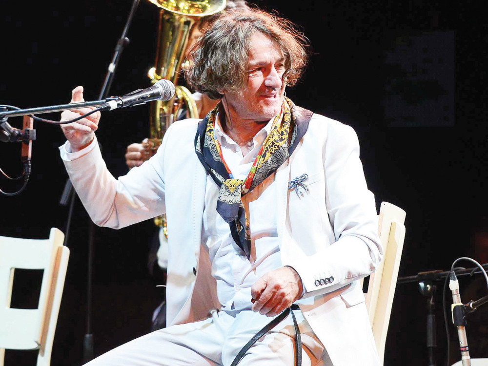 Bregu opsedale žene na aerodromu! (VIDEO)