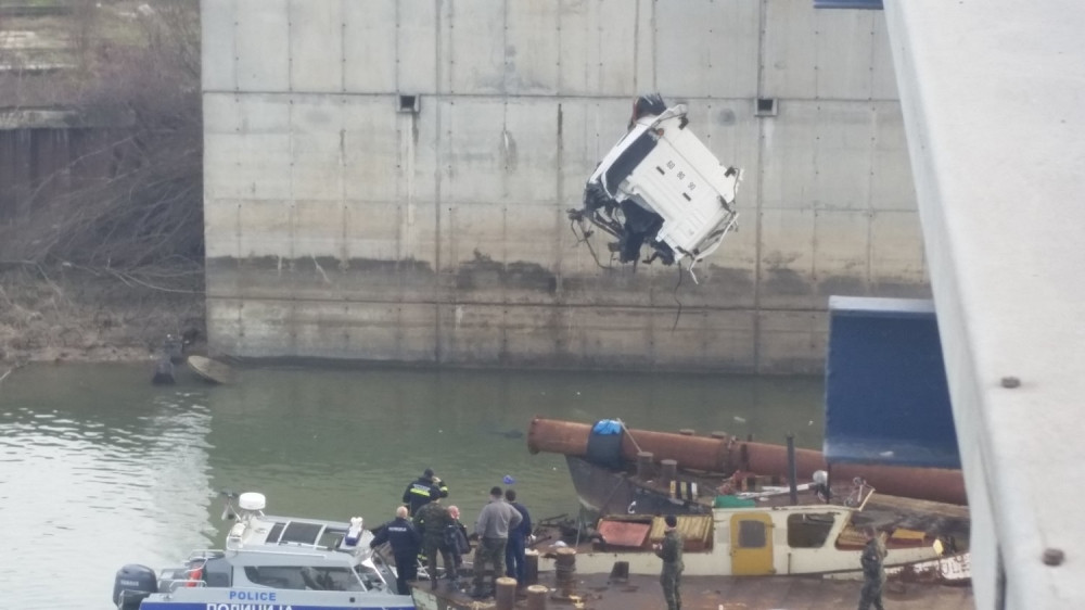 Sudar kamiona, telo vozača nađeno u Savi