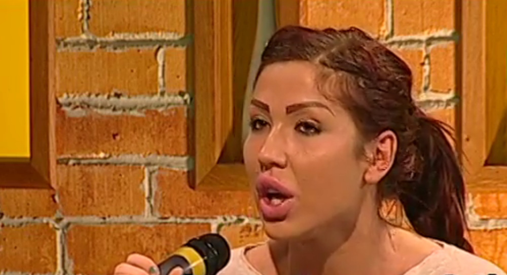 Tijana Ajfon pokazala gaće kamermanu (VIDEO)