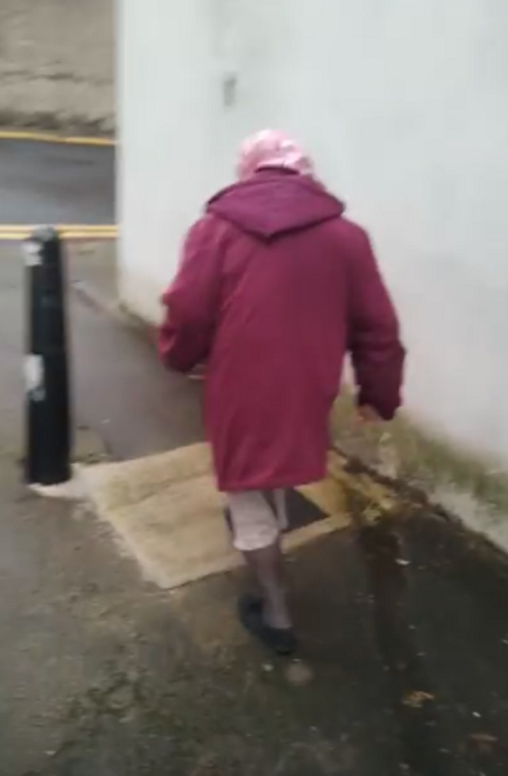 Baka (82) kucala na vrata i bežala (VIDEO)