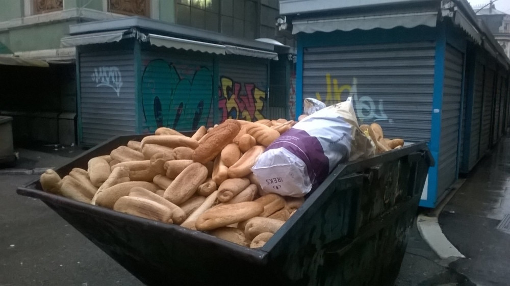 Neko umire od gladi, a neko baca tonu hleba (FOTO)