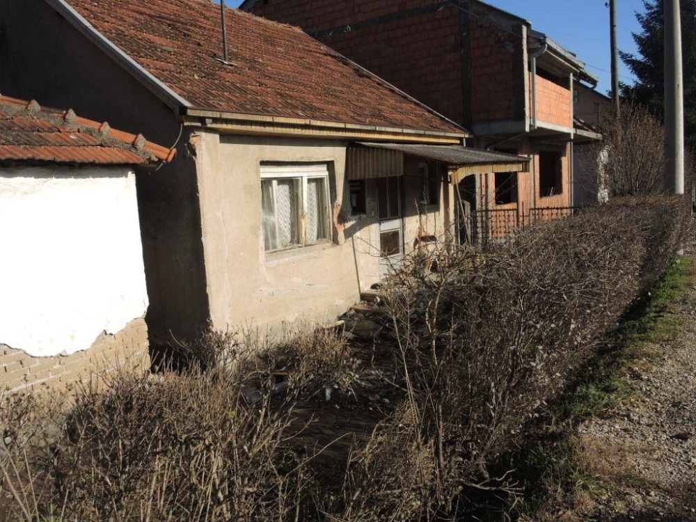 Zakucala se autom u kuću (FOTO)