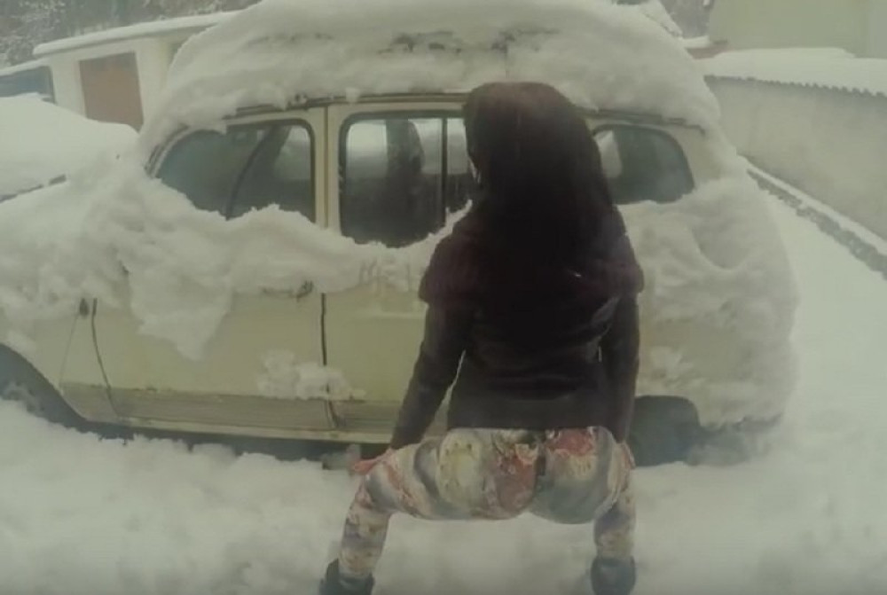 Komšinica "tverkuje" u snegu (VIDEO)