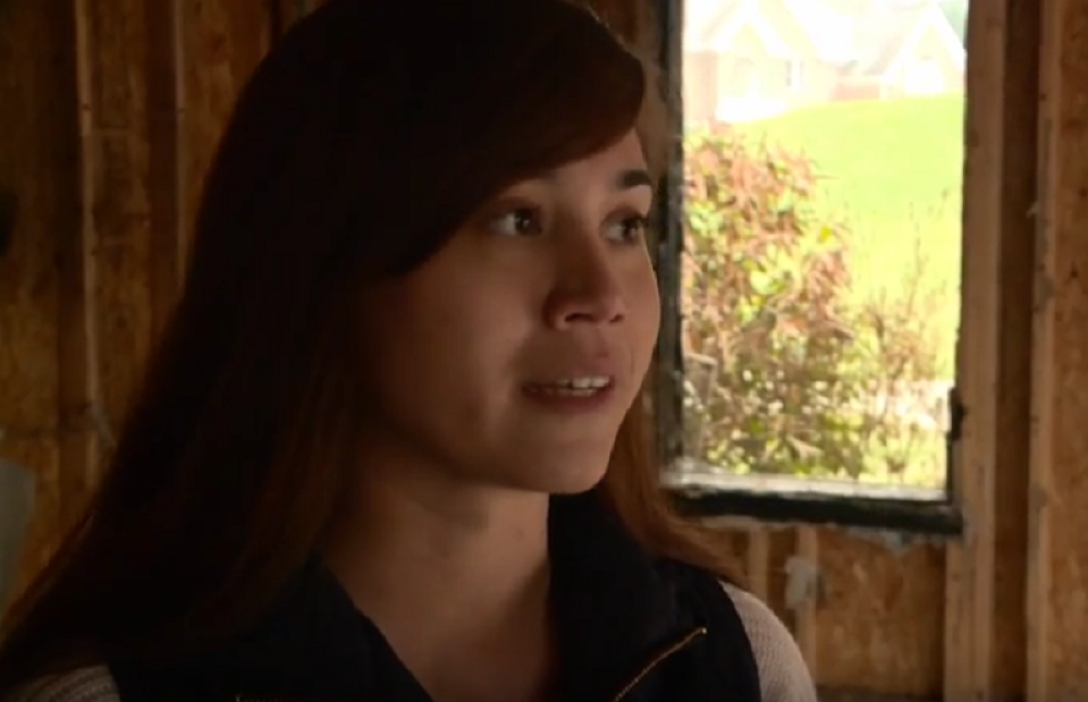 Nadljudskom snagom digla kamionet da izvuče oca! (VIDEO)