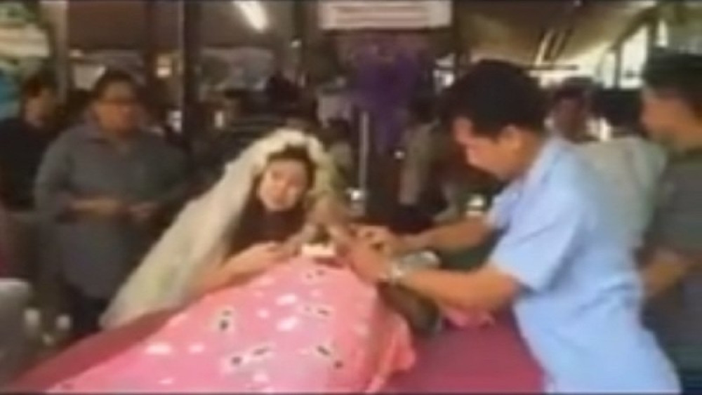 Udala se za dragog na njegovoj sahrani! (VIDEO)