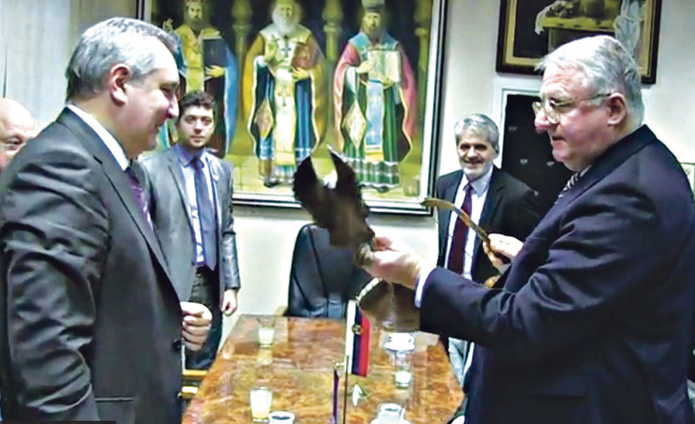 Šešelj Rogozinu poklonio gusle!