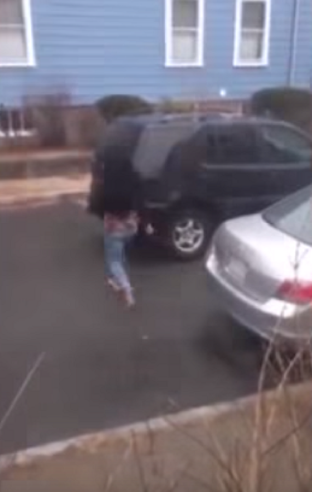 Snimio devojku kako mu uništava automobil (VIDEO)