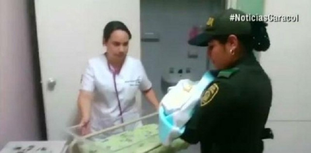 Policajka podojila ostavljenu bebu