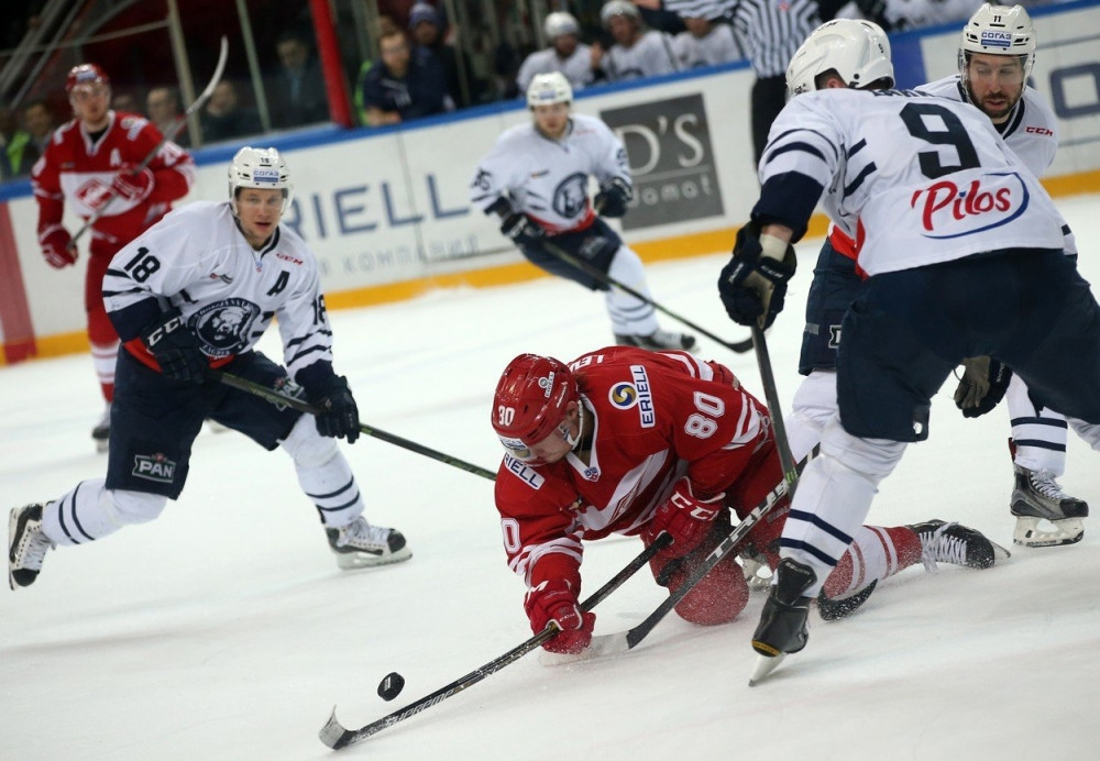 Tamnoputom hokejašu navijači bacali banane