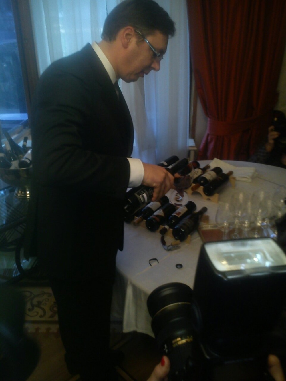 Vučić lično služio ćevape i vino novinarima