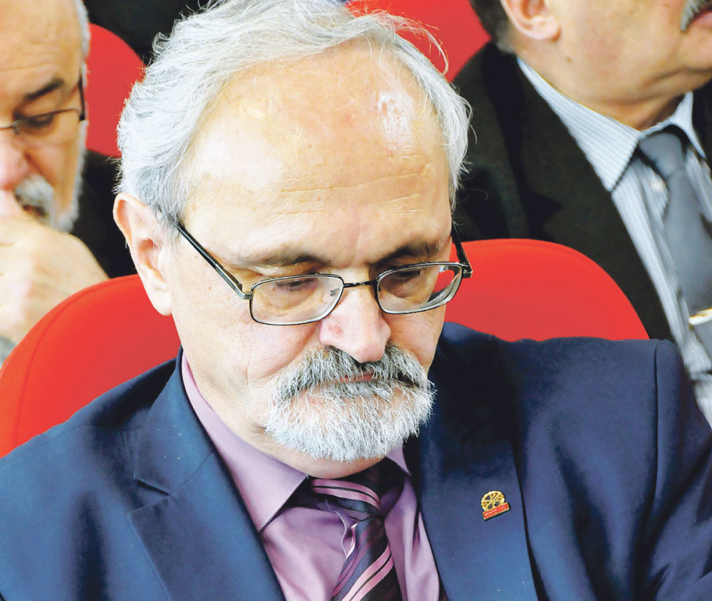 Poslanik SNS diplomirao, ne zna na kom fakultetu!