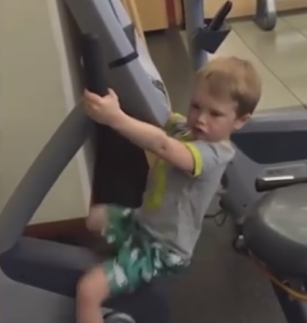 Dečak krenuo u teretanu da impresionira devojčicu (VIDEO)