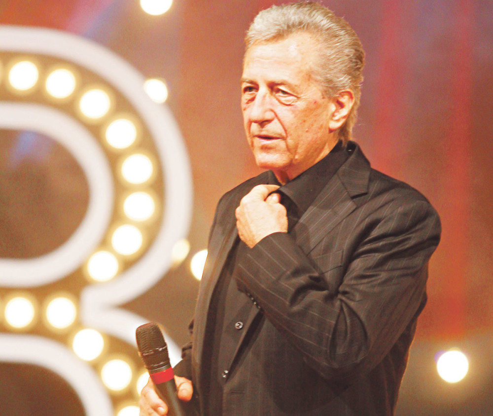 Zgrožen sam što će posetiti grob mog oca!