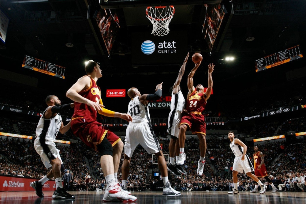 Klivlend u finalu Istoka, Oklahoma izjednačila protiv Sparsa