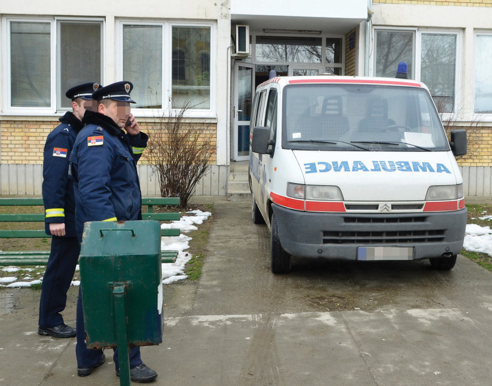 Policajci čuvaju lekare i sestre!