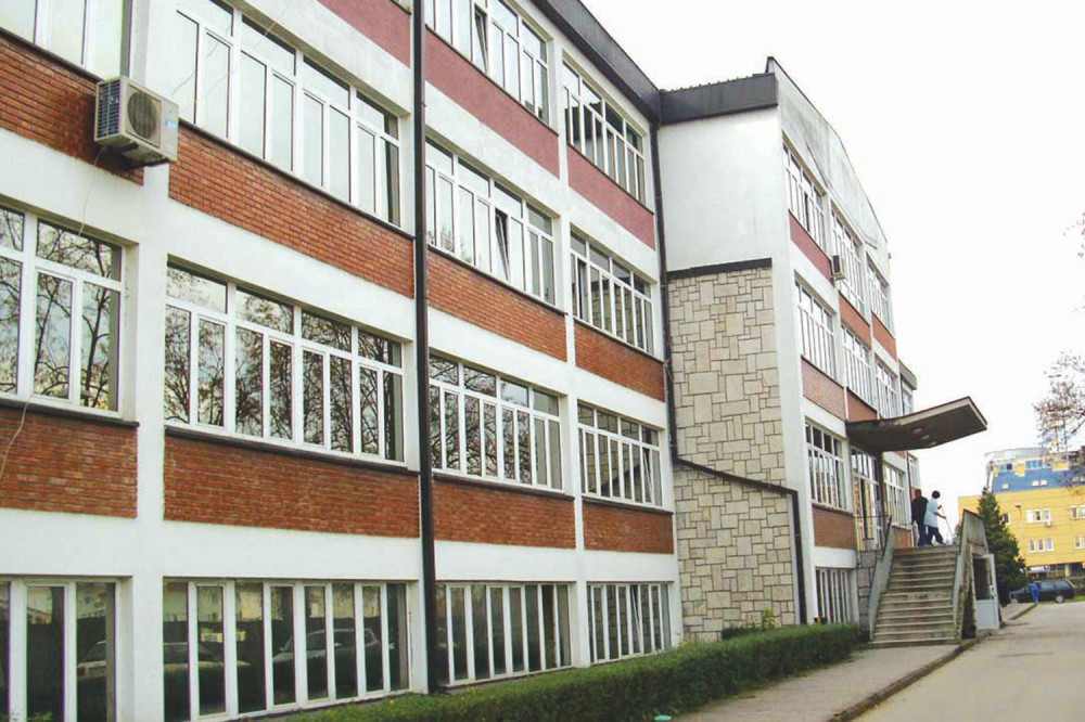 Razneo se bombom pred policijskom barikadom