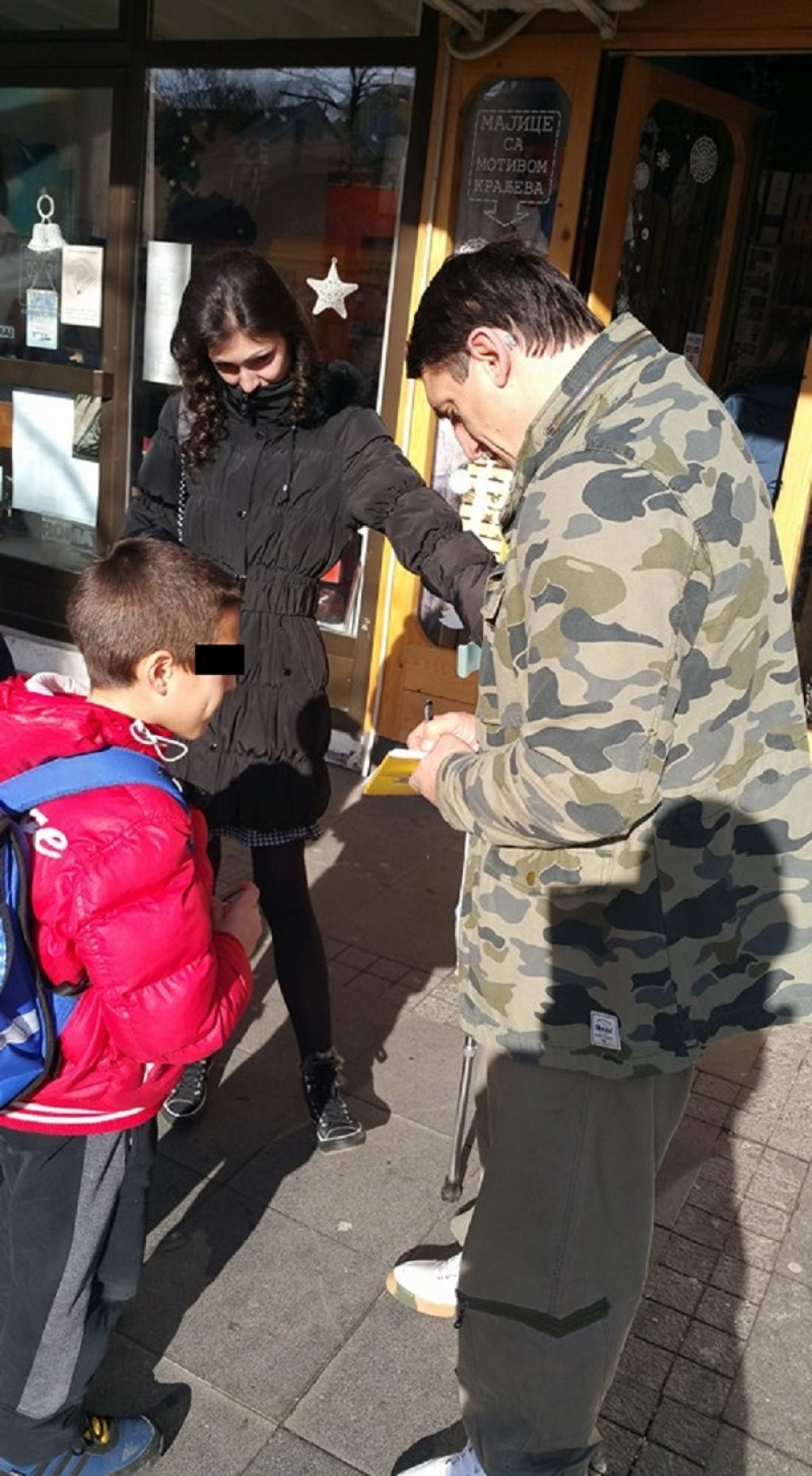 Deca navalila na Kristijana zbog autograma! (FOTO)