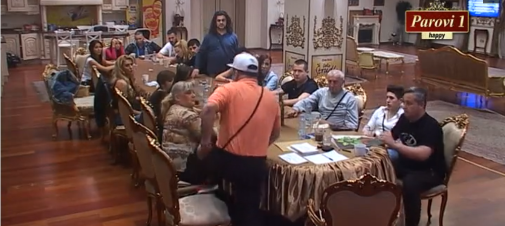 Zmaj bije i pljuje (VIDEO)