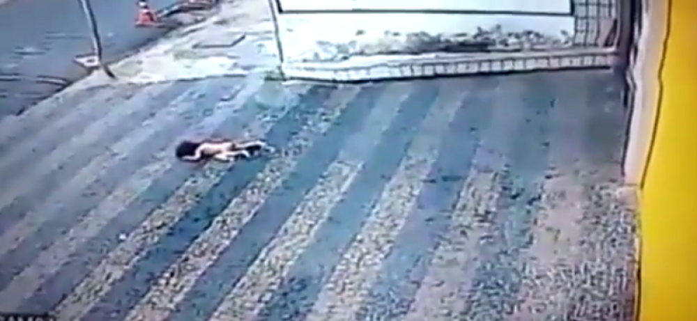 Beba pala s drugog sprata, zaradila samo ogrebotine! (UZNEMIRUJUĆI VIDEO)