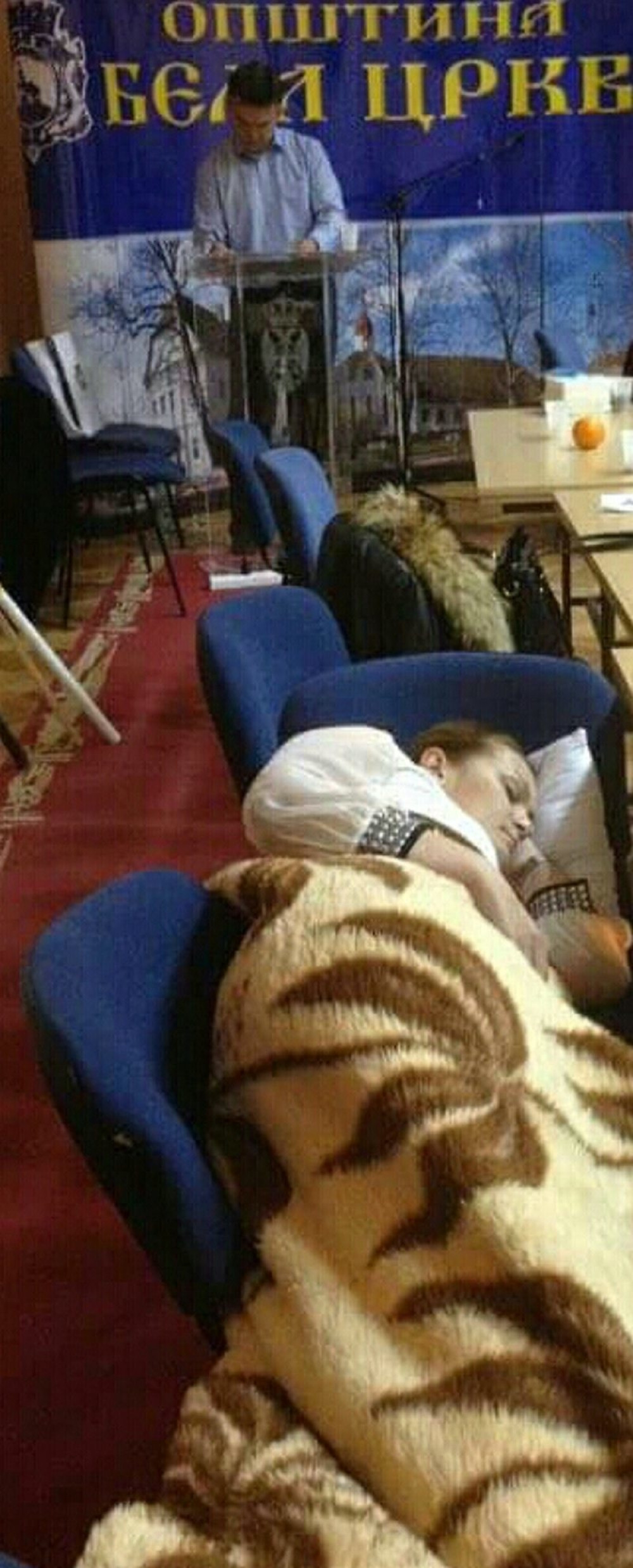 Odbornici štrajkuju glađu, sa "Fejsa" nestaju fotografije