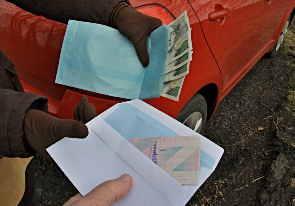 Nudio mito policajcima da puste migrante!