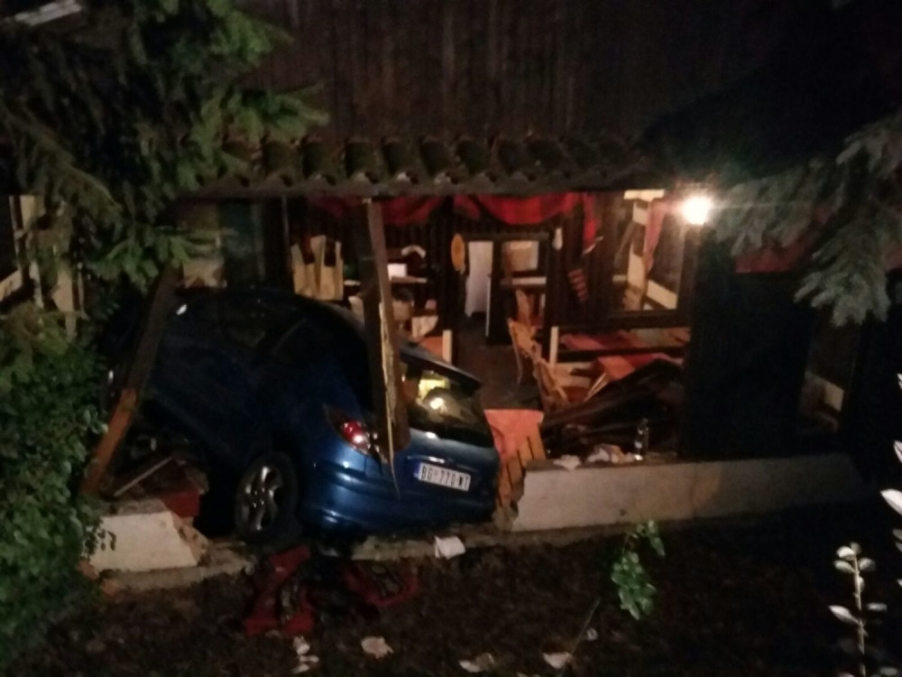 Uleteo autom u kafanu, četvoro povređenih! (FOTO)