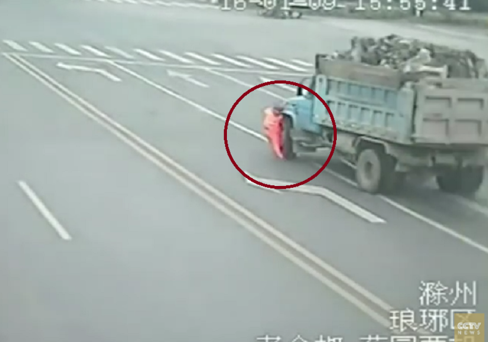 Đubretar preživeo udar kamiona! (VIDEO)