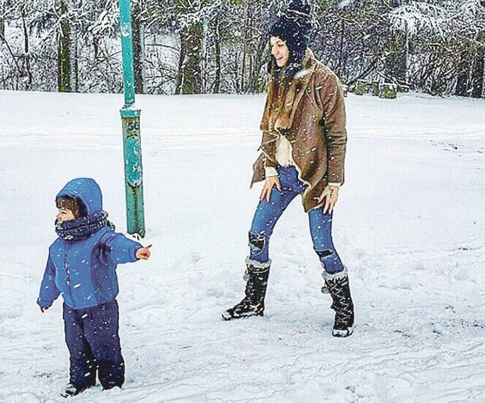 Danijela se sa sinom valjala u snegu