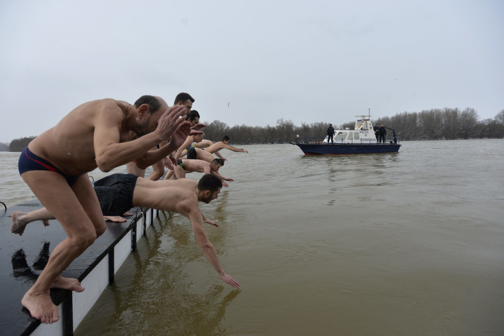 Nikola Rokvić plivao za časni krst (VIDEO)
