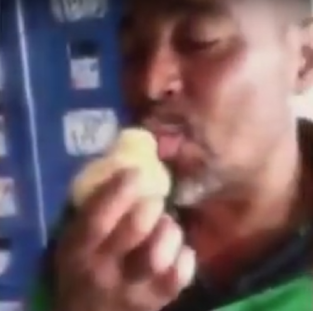 Progutao živo pile i zalio pivom! (UZNEMIRUJUĆI VIDEO)