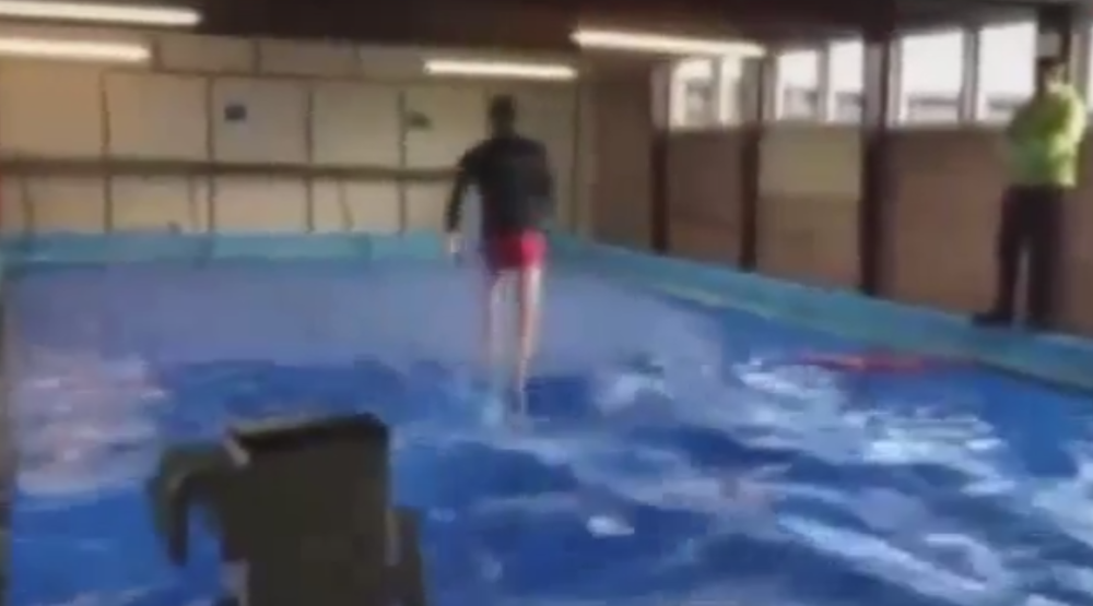 Pretrčao pun bazen vode! (VIDEO)