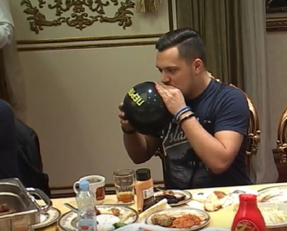 Gastoz se "naduvao" helijumom pa počeo da imitira! (VIDEO)