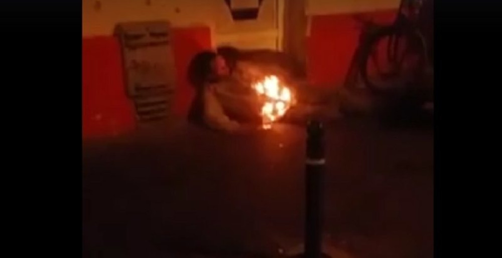 Čovek u plamenu leži na ulici u Novom Sadu! (UZNEMIRUJUĆI VIDEO)