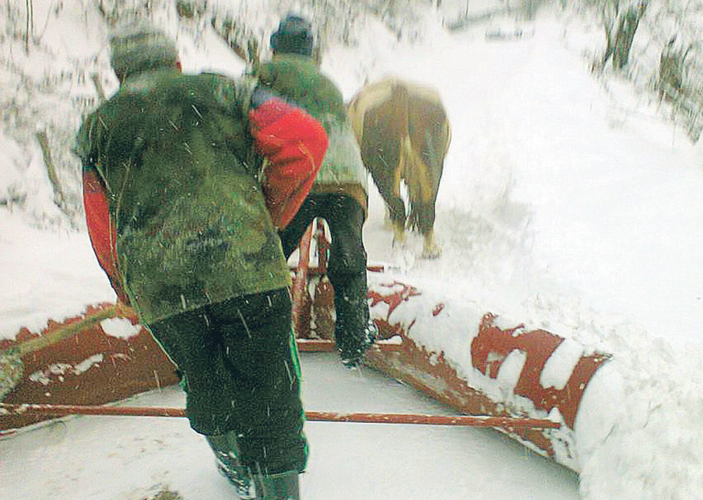 Zavejanog pacijenta izvlačili traktorom