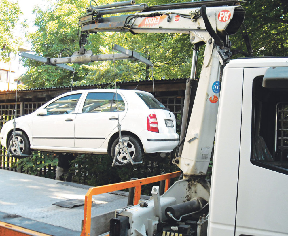 Kako da se svuda parkiraš, a da te pauk ne dira! (VIDEO)