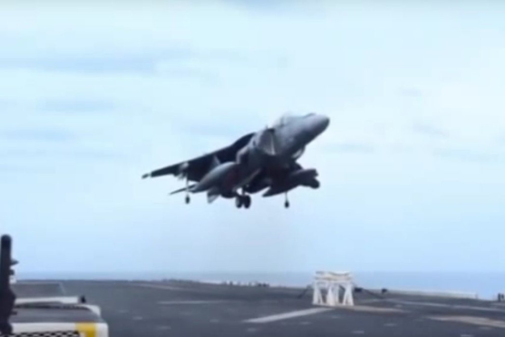 Sputio borbeni avion na - stolicu! (VIDEO)