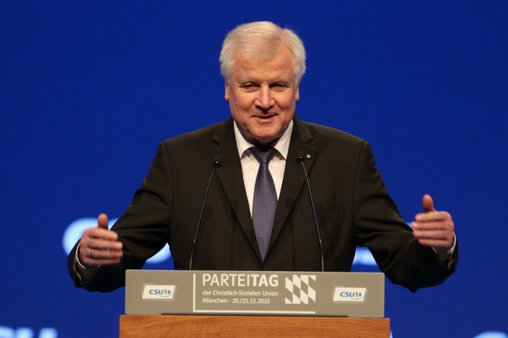 Saveznik Merkelove kolabirao tokom govora