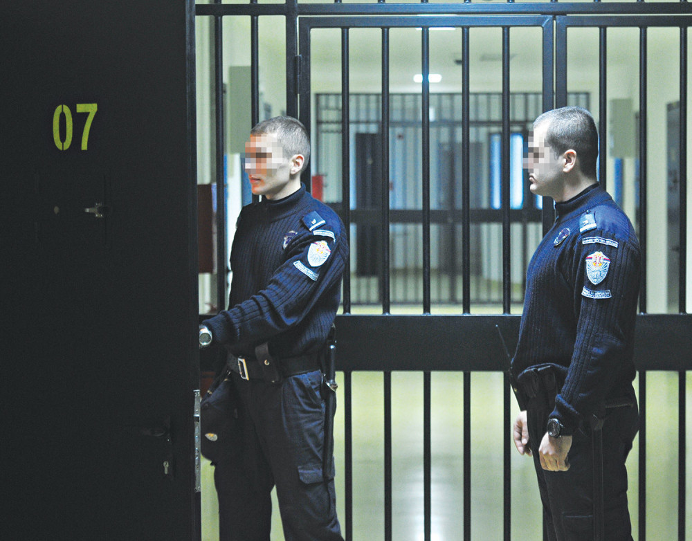 Pertlom zadavio cimera, pa zaspao pored njega!