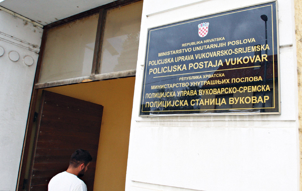 Sad bi, kao, da uče ćirilicu!