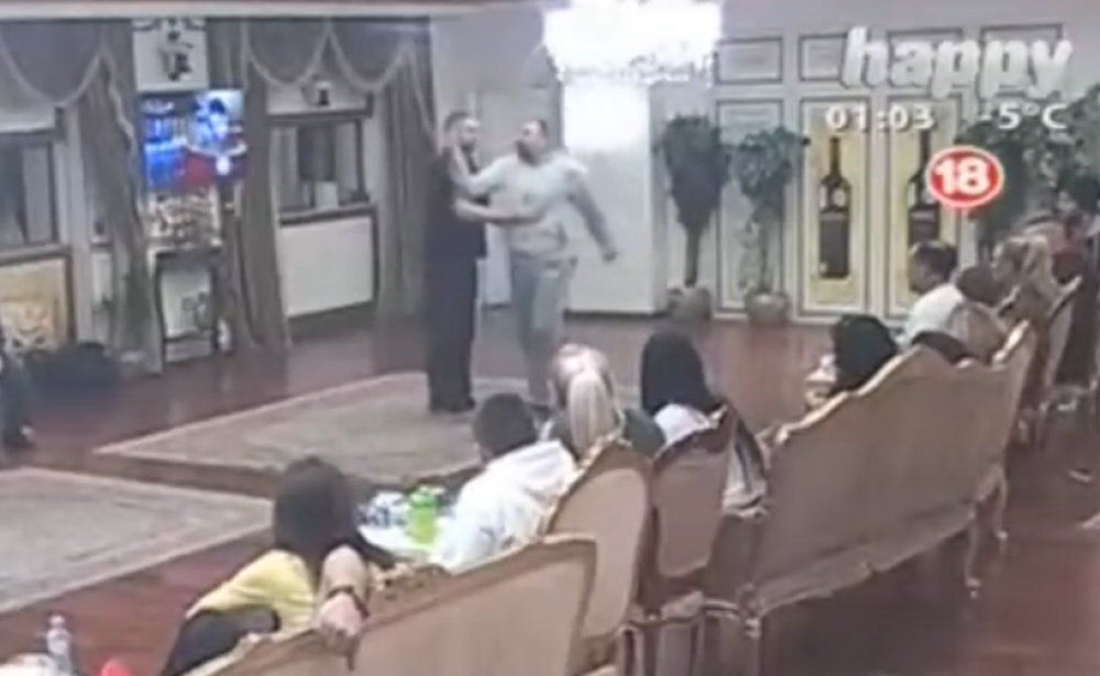 Miki kažnjen zbog vređanja političara! (VIDEO)