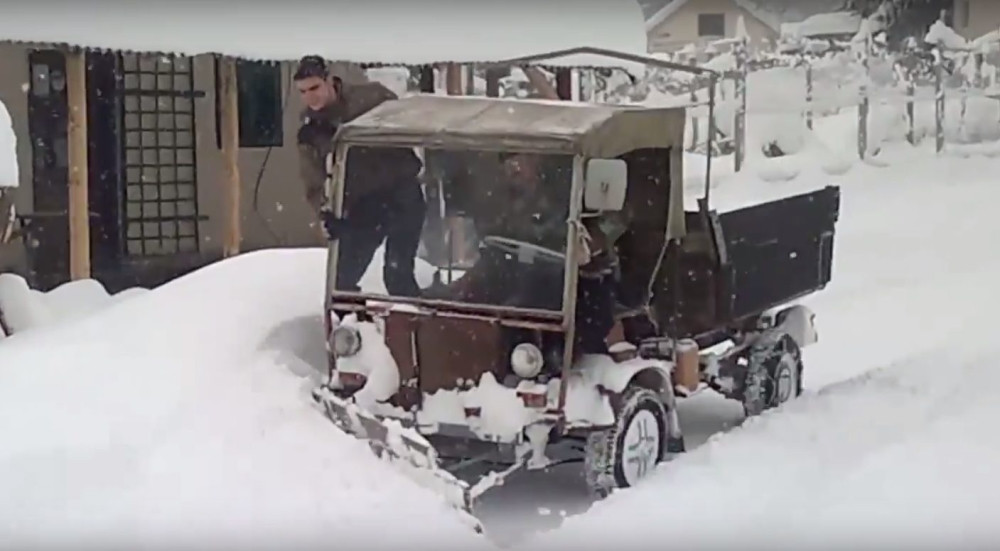 Sudar automobila i grtalice, povređeno dvoje