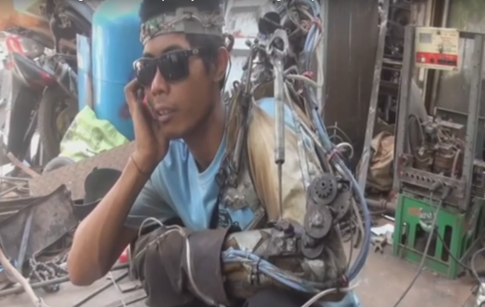 U garaži sebi napravio bioničku ruku! (VIDEO)